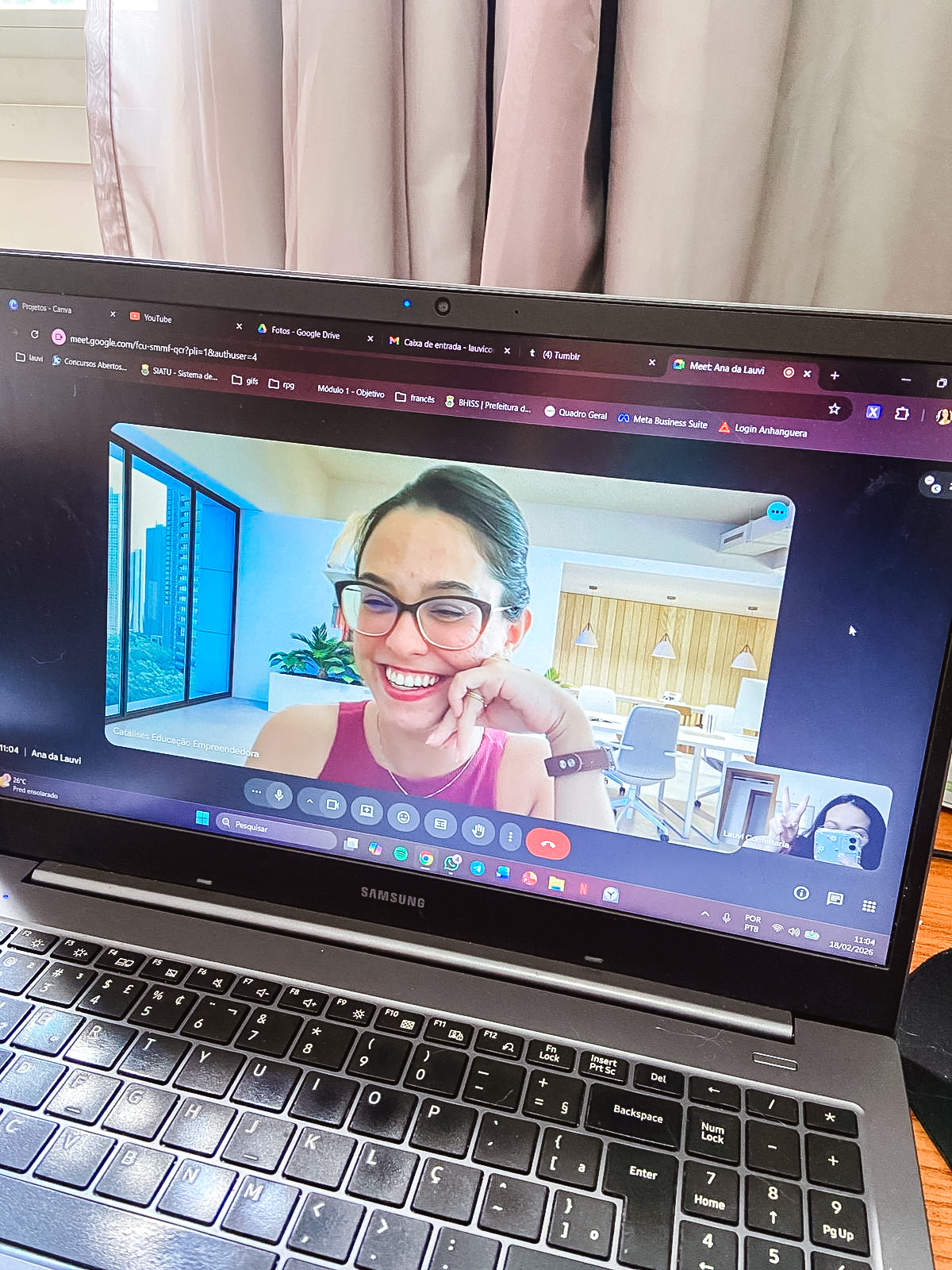 Caroline em aula online com aluna