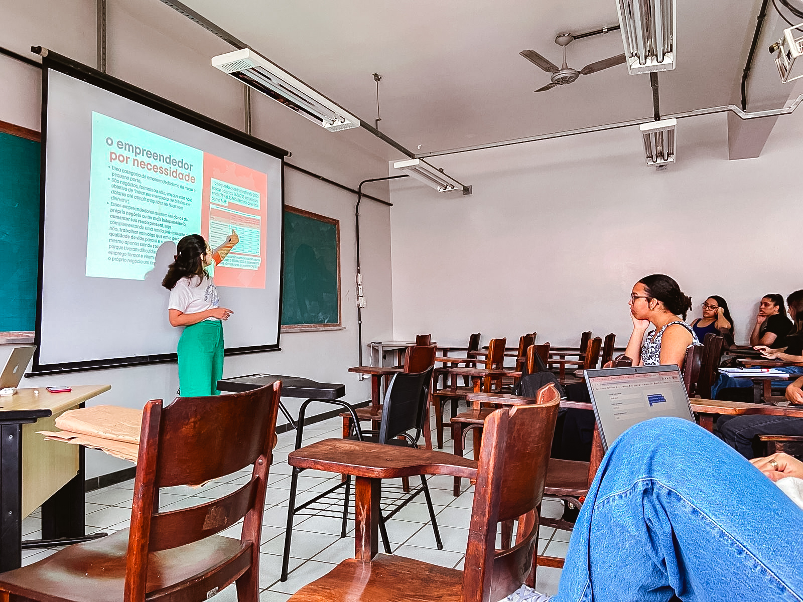 Caroline apresentando na UFMG